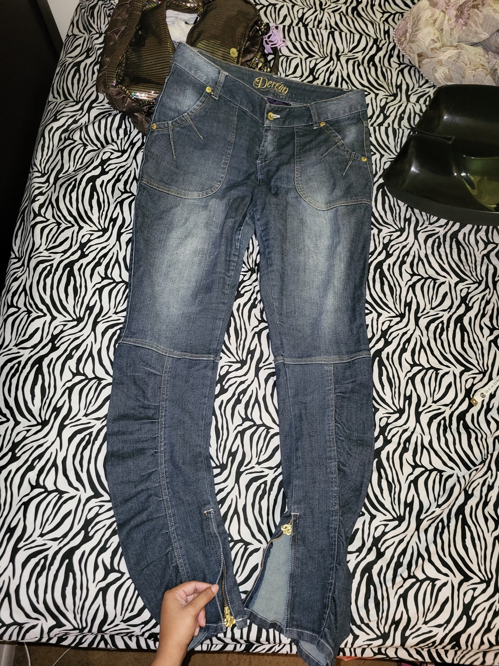 Y2K Dereon Denim Jeans with gold hardware and zebra print on back pockets - Picture 9 of 10